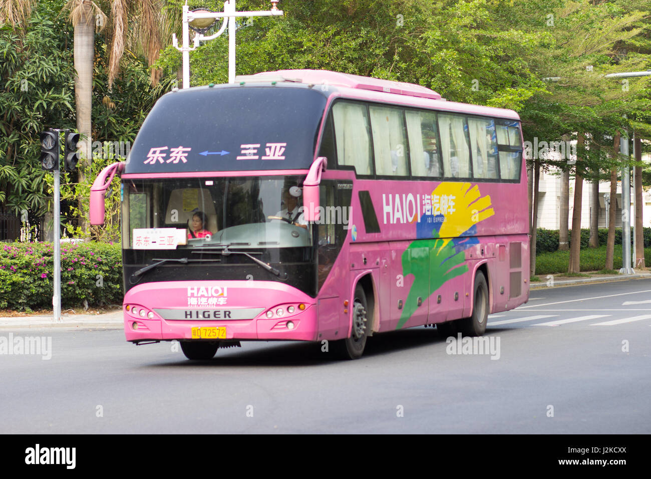 Sanya, China 23. April 2017 - Sightseeing-Bus Marke höher auf der Asphaltstraße in Insel Hainan Stockfoto