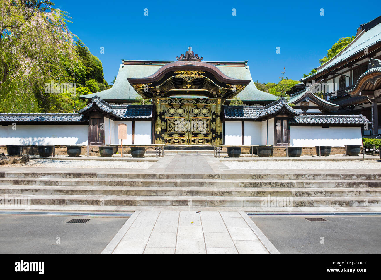 Die Karamon oder Grand Tor, die Hojo (Ryuo-Höhle oder der Hauptpriester Wohnräume) in Kencho-Ji, Kamakura, Japan Stockfoto