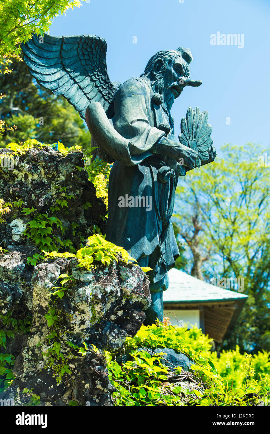Tengu (ein Fabelwesen aus der japanischen Folklore) Statuen am Hanso-Bo-Schrein in Kencho-Ji, Kamakura, Japan. Stockfoto