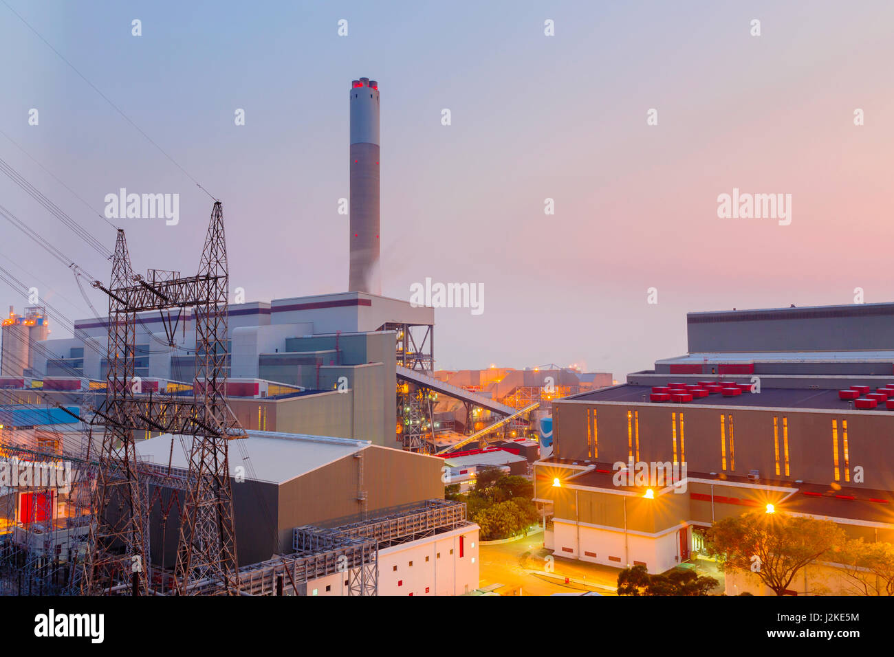 Hong Kong Kraftwerk bei Sonnenuntergang leuchten Licht der petrochemischen Industrie Stockfoto