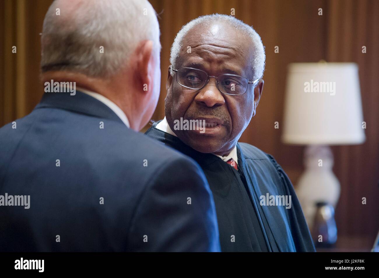 Ehemalige Georgia gov Sonny Perdue, plaudert links, mit Supreme Court Clarence Thomas nach seiner Vereidigung als 31. US Minister fuer Landwirtschaft beim Obersten Gerichtshof 25. April 2017 in Washington, DC. Stockfoto