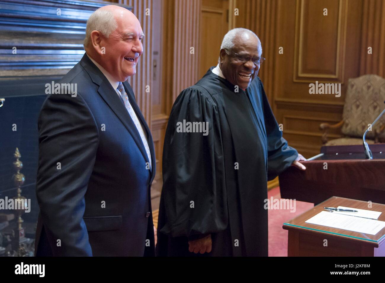 Ehemalige Georgia gov Sonny Perdue, teilt links, einen lachen mit Supreme Court Clarence Thomas nach seiner Vereidigung als 31. US Minister fuer Landwirtschaft beim Obersten Gerichtshof 25. April 2017 in Washington, DC. Stockfoto