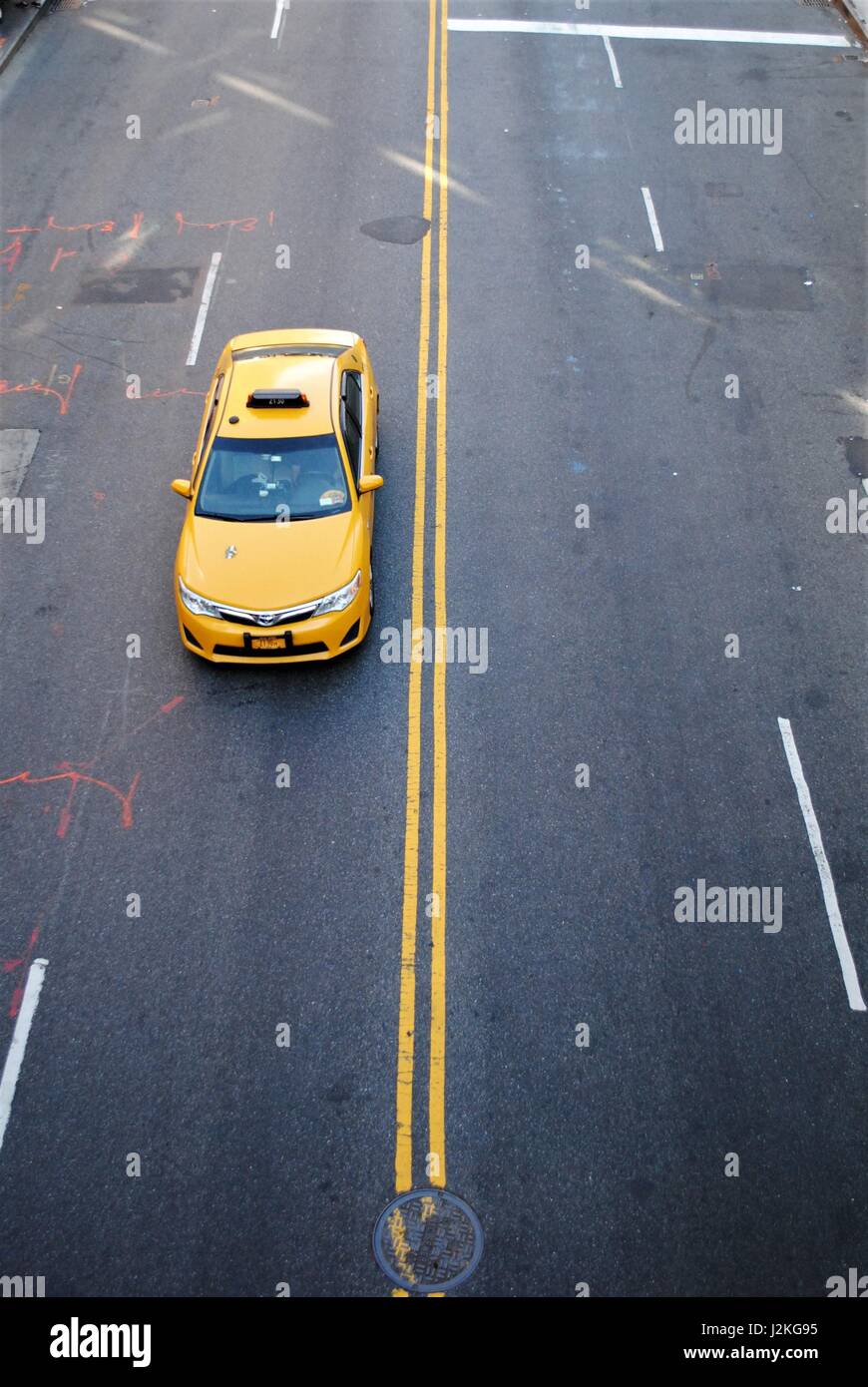Ein typischer NYC Taxi auf einem Laufwerk Stockfoto