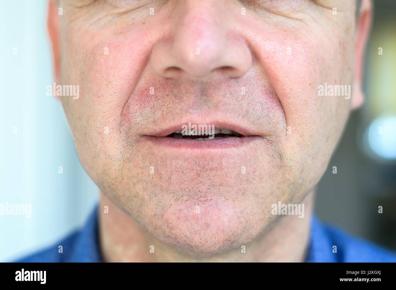 Nahaufnahme des unteren Gesichts ein Mann mittleren Alters mit Lippen einen Spalt offen Stockfoto