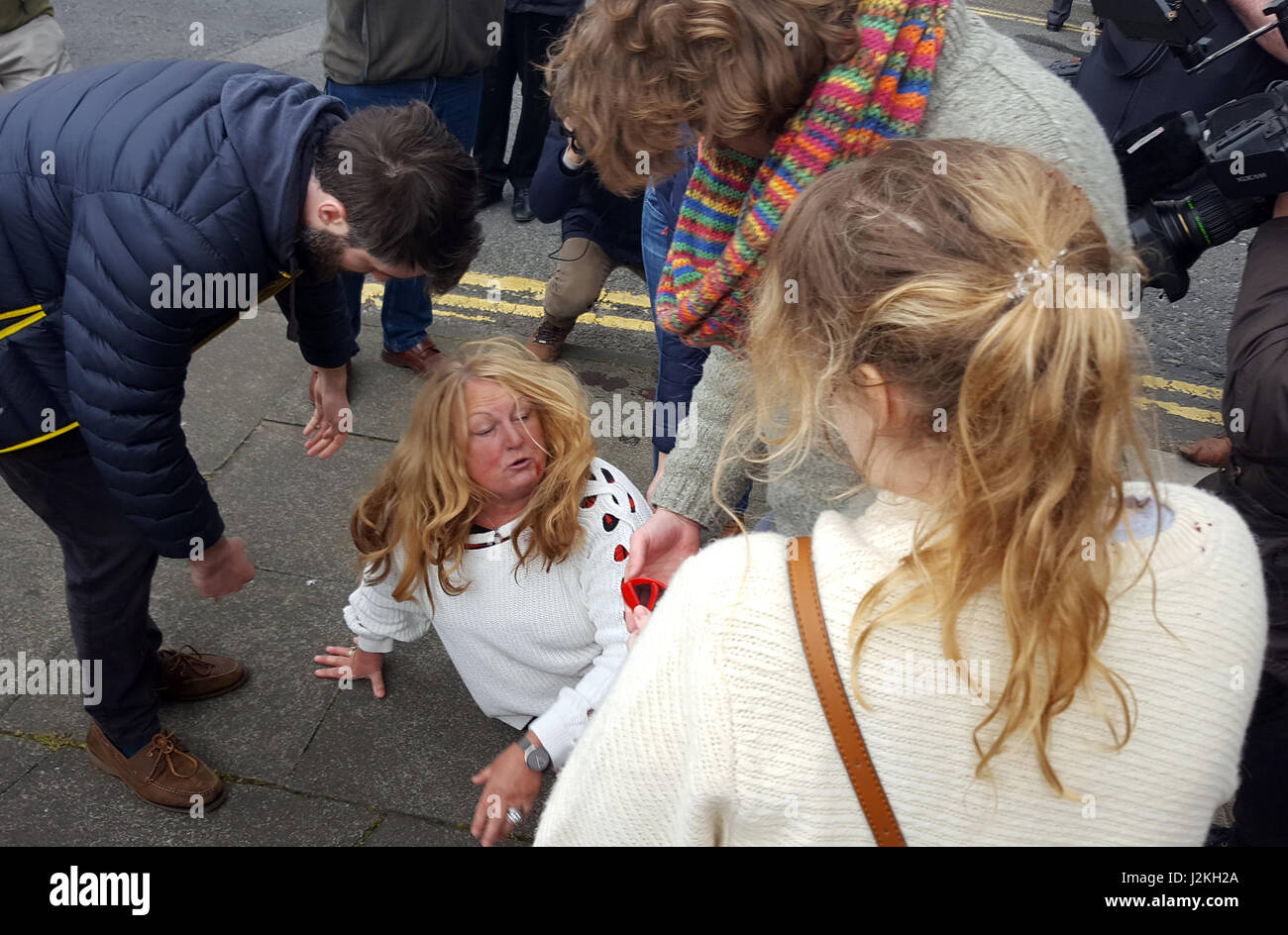 Eine Frau (am Boden) und eine Anti-die Ukip-Demonstrant (Vordergrund rechts) in eine Auseinandersetzung vor einem Pub in Hartlepool vor einem Besuch von Ukip Führer Paul Nuttall beteiligt. Stockfoto