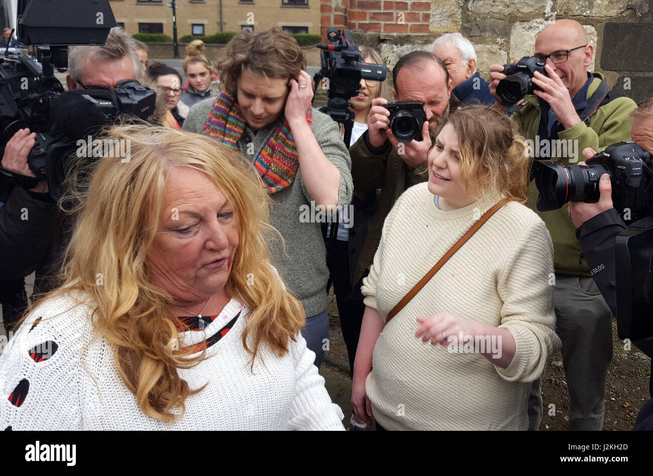 Eine Frau (links) und eine Anti-die Ukip Demonstrant (rechts) in eine Auseinandersetzung vor einem Pub in Hartlepool vor einem Besuch von Ukip Führer Paul Nuttall beteiligt. Stockfoto