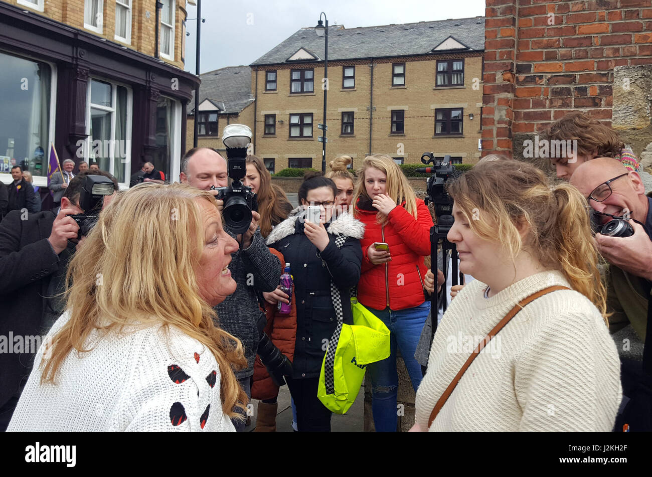 Eine Frau (links) und eine Anti-die Ukip Demonstrant (rechts) in eine Auseinandersetzung vor einem Pub in Hartlepool vor einem Besuch von Ukip Führer Paul Nuttall beteiligt. Stockfoto