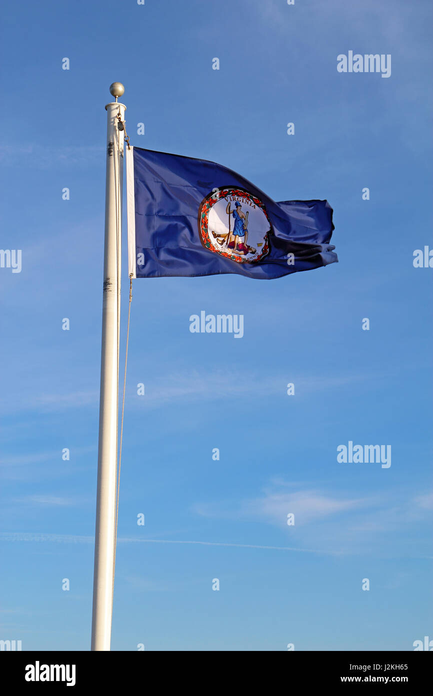 Flagge des Commonwealth von Virginia nach einer Weile fliegen pole vor einem hellen blauen Himmel und Cirrus Wolken Hintergrund vertikale Stockfoto