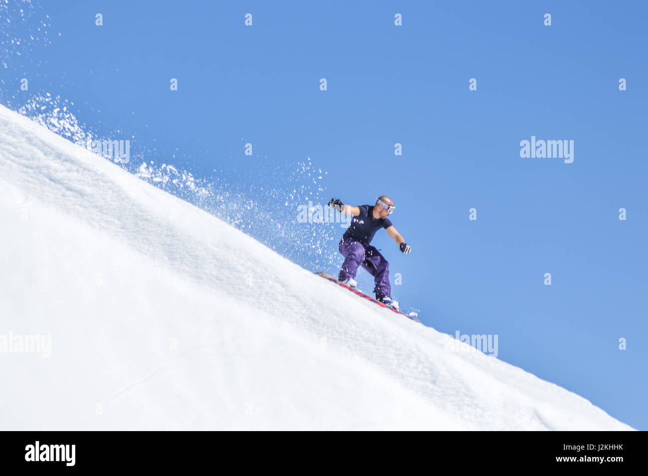 MADONNA DI CAMPIGLIO (TN), ITALIEN, 8. APRIL 2017. Snowboarder geniessen springt und läuft auf letzten Frühlingsschnee. Stockfoto