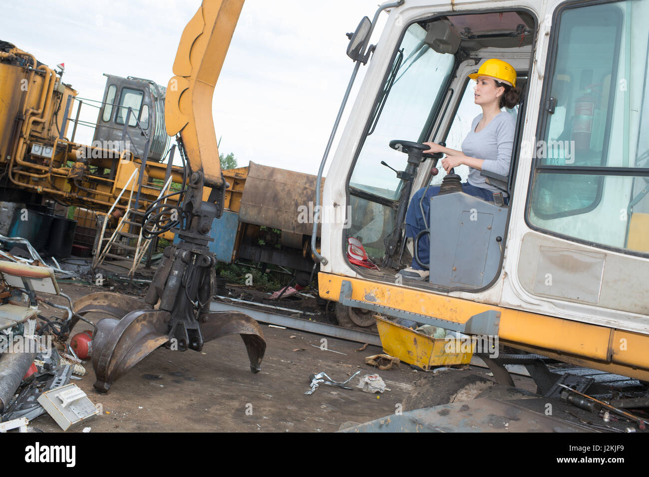 Frau Steuerung Bagger mit Greifer-Anlage Stockfoto