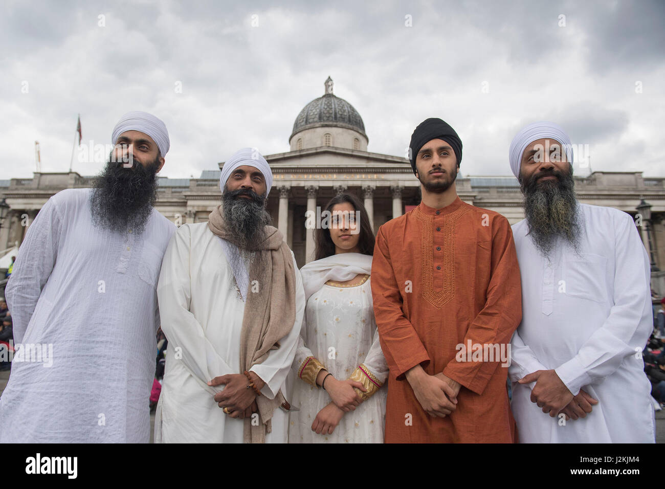 Mitglieder der Gurmat Sangeet Academy in Birmingham besuchen Vaisakhi Festival 2017 am Trafalgar Square in central London, anlässlich der Sikh-Neujahr, der heiligste Tag des Kalenders für weltweit über 20 Millionen Sikhs. Stockfoto
