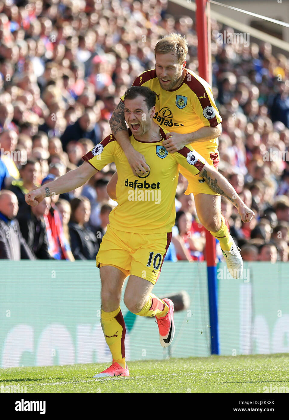 Burnley Ashley Barnes (links) feiert Tor seiner Mannschaft erste mit Teamkollege Scott Arfield während der Premier-League-Spiel im Selhurst Park, London. Stockfoto