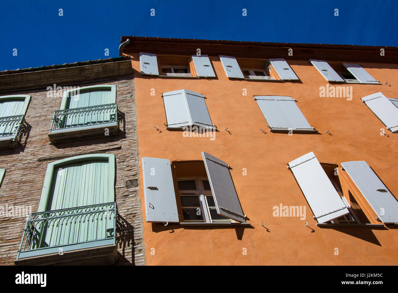 unter Ansicht des traditionellen bunten Gebäude im Zentrum von Perpignan Stockfoto