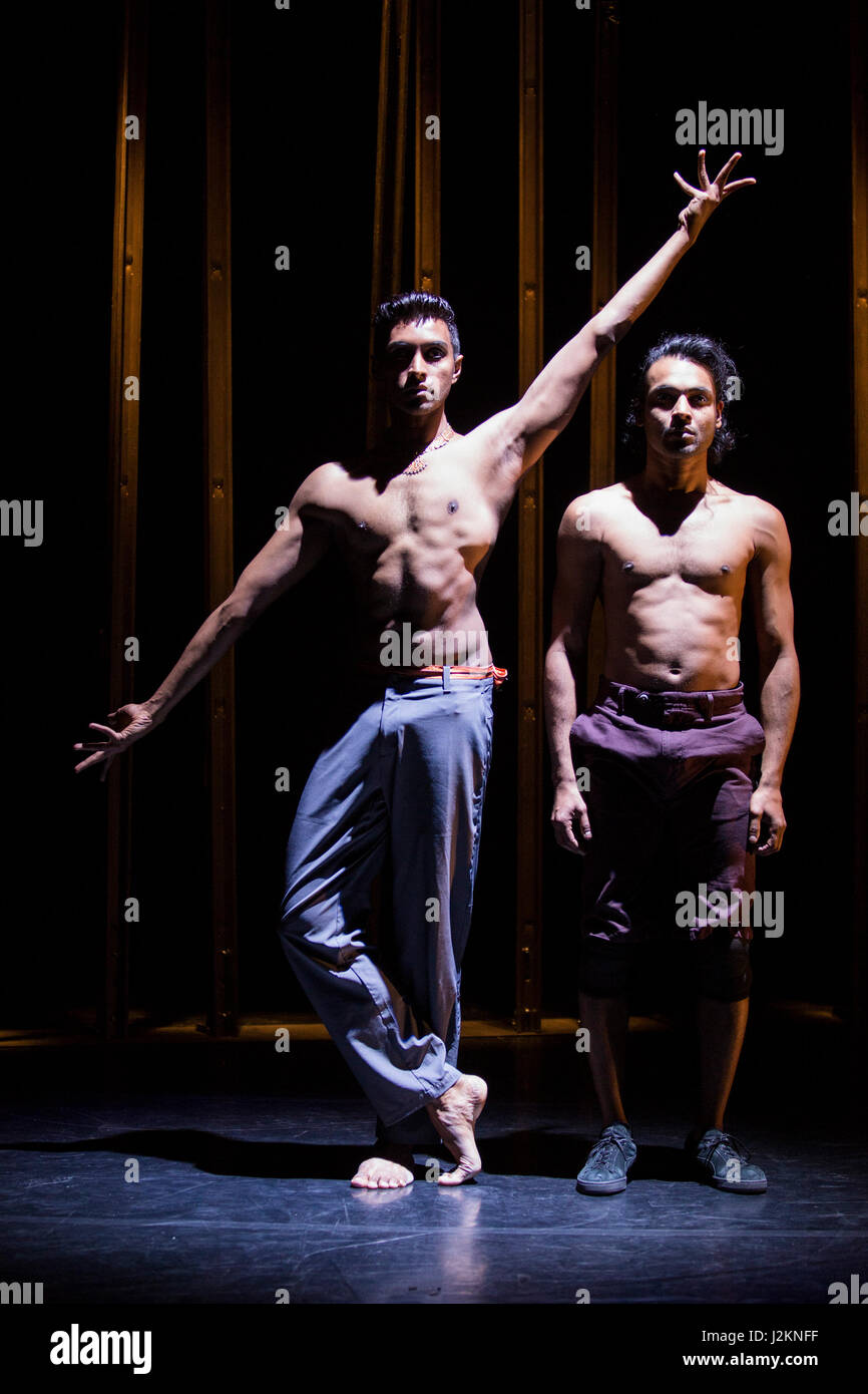 London, UK. 28. April 2017. L-r: Sooraj Subramaniam, Shailesh Bahoran. Fototermin für Material Männer redux von Shobana Jeyasingh Dance in The Place in Euston. Die beiden Tänzer Sooraj Subramaniam und Shailesh Bahoran erkunden Sie die Gewalt der Verlust und die Schaffung von neuen Möglichkeiten der Zugehörigkeit mit ihren gegensätzlichen Tanzstile - klassischen indischen Tanz und hip Hop - Choreographie von Shobana Jeyasingh. Stockfoto