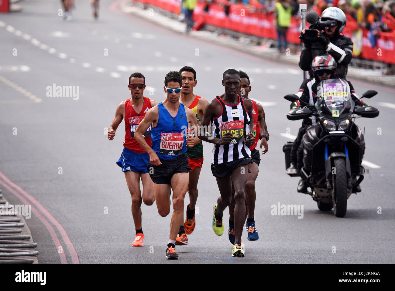 Javier Guerra lief 2017 beim London Marathon, vor einem Rucksack mit einem Schrittmacher, einem BBC TV-Kamerafahrrad Stockfoto