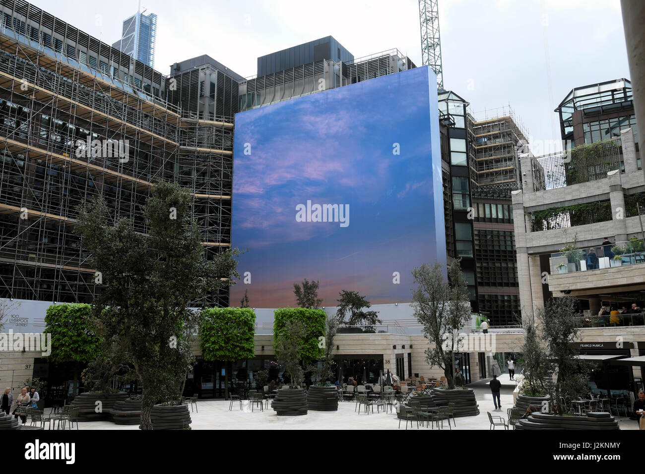 Großer blauer Himmel Bau Horten verbergenden Gerüst auf ein Bürogebäude am Broadgate Circle in The City of London UK KATHY DEWITT Stockfoto