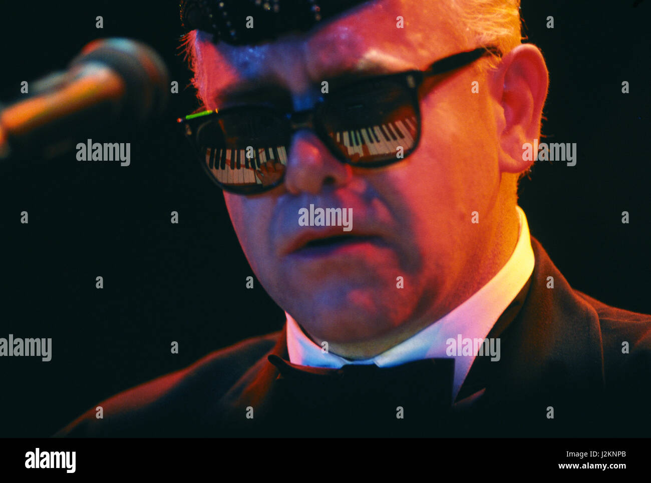 Elton John Konzert mit der Tastatur in seiner Brille reflektiert Stockfoto
