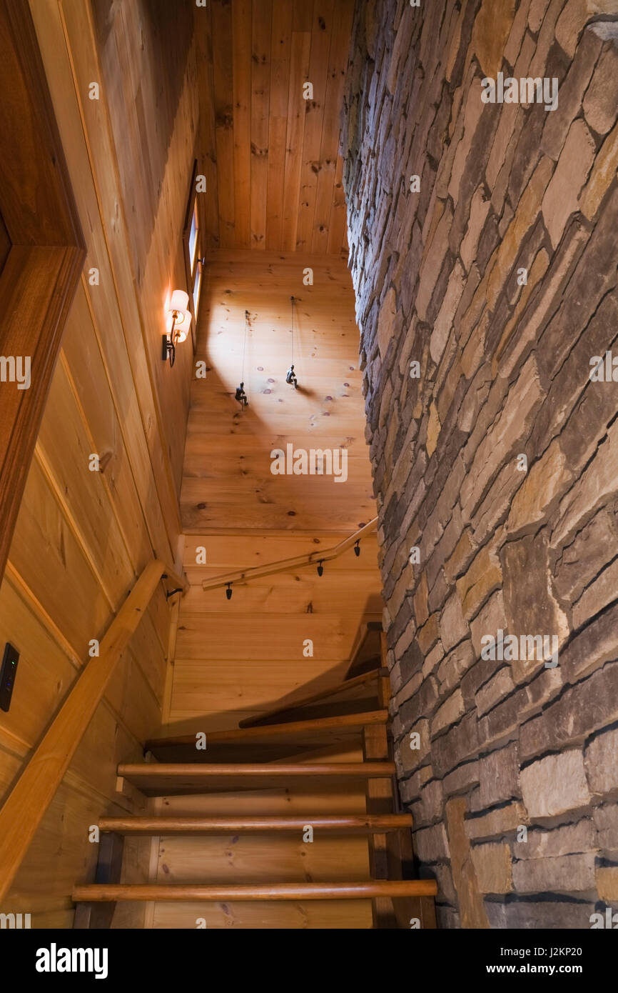 Holztreppe von horizontalen Balken und Wände aus Naturstein nach oben Etagen im Landhausstil Wohnung anmelden Profil und Holz Home führenden flankiert. Stockfoto