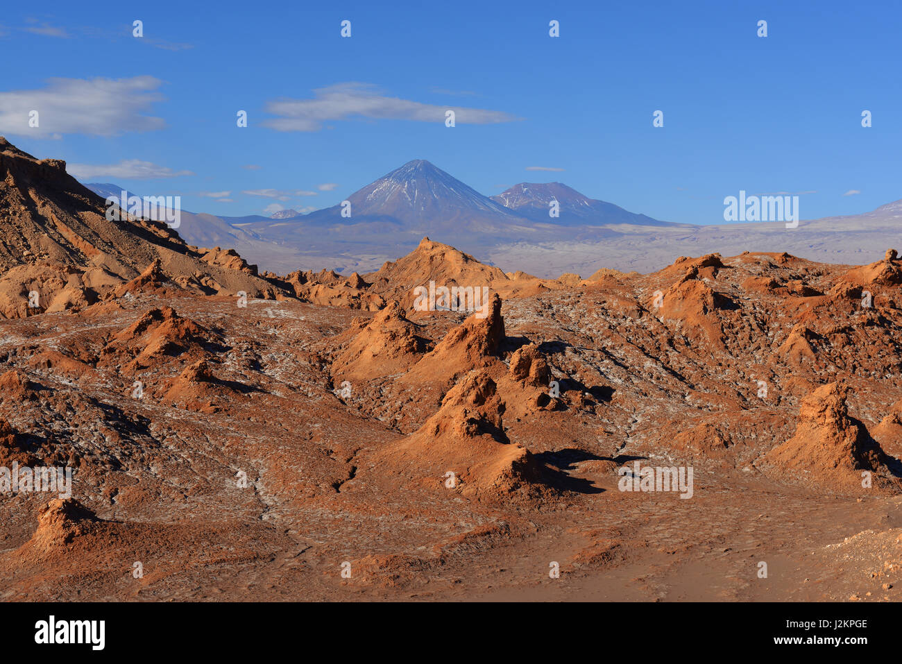 Wüstenlandschaft in das Tal des Mondes von der Atacama-Wüste in der Nähe von San Pedro de Atacama mit Blick auf den Vulkan Licancabur, Nord Chile. Stockfoto