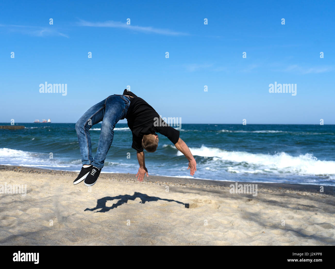junge Parkour Mann tut Flip oder Salto Stockfoto