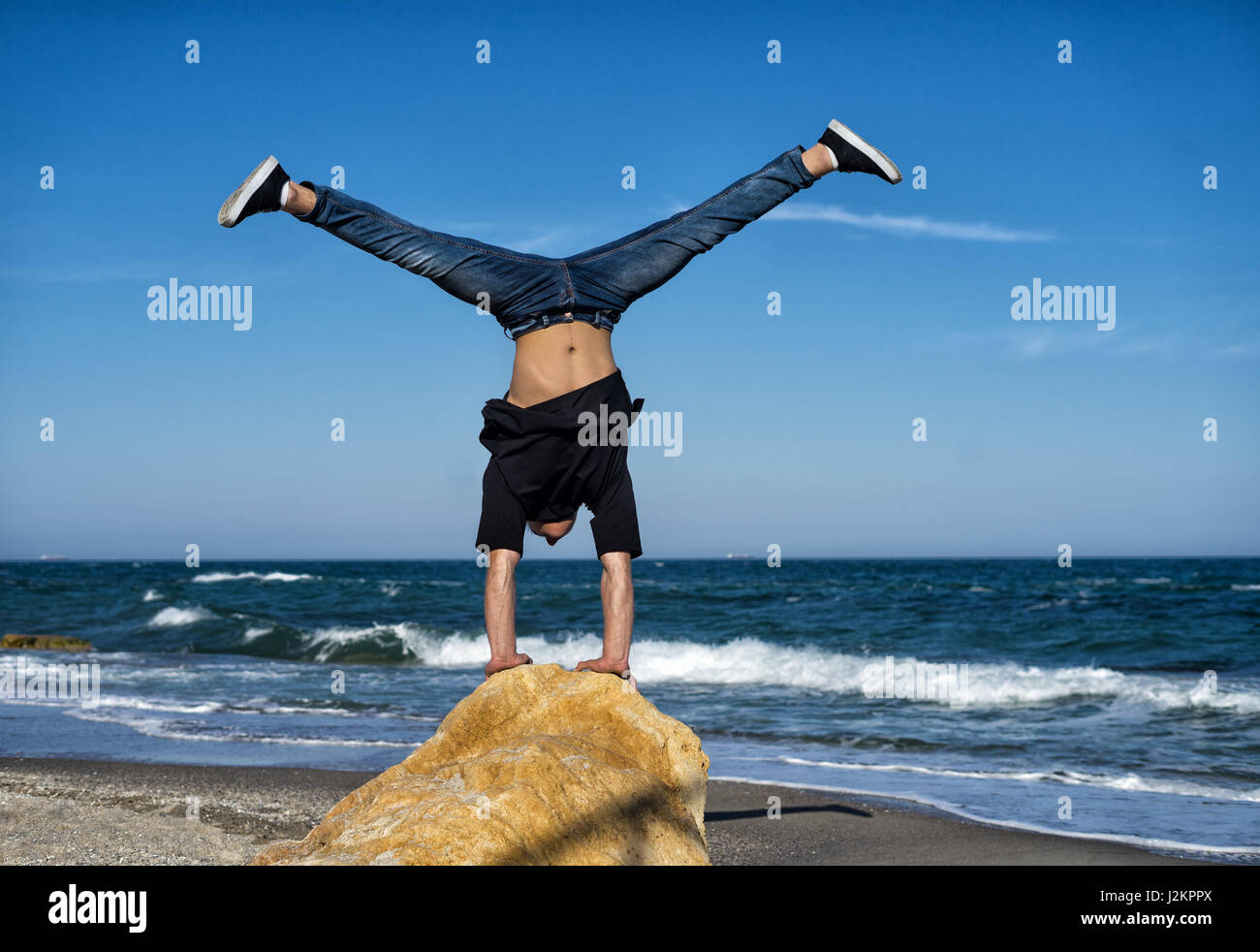 Handstand am Strand Stockfoto