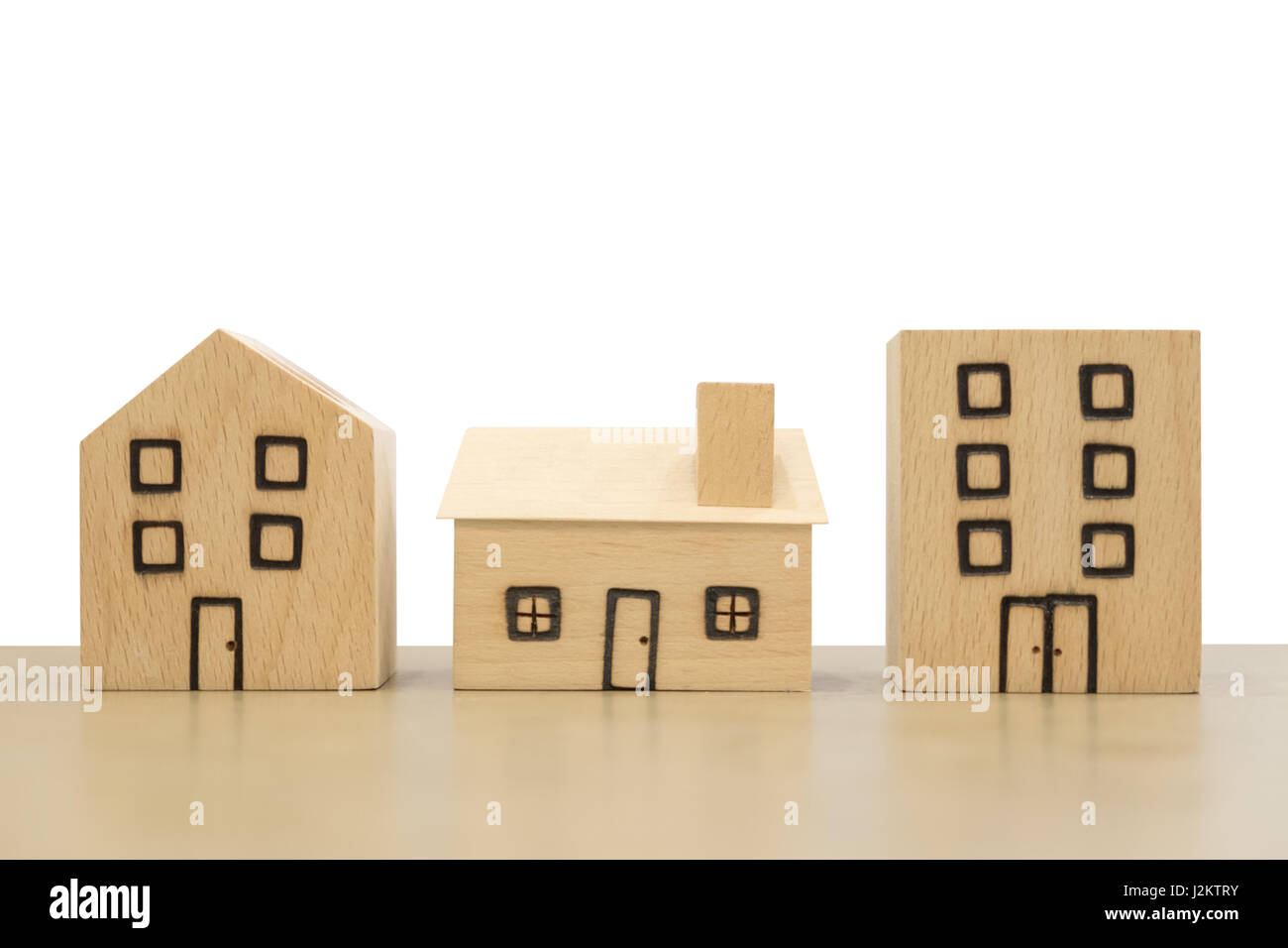 Miniatur aus Holz Häuser auf weißem Hintergrund. Beschneidungspfade enthalten Stockfoto