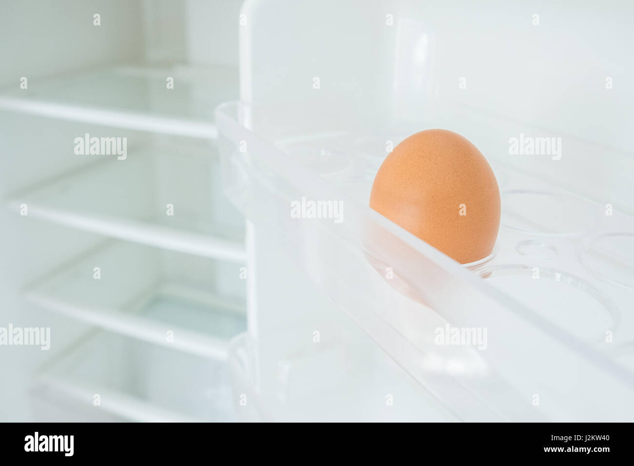 Ein Ei in eine Kühlschranktür, Mangel Stockfoto