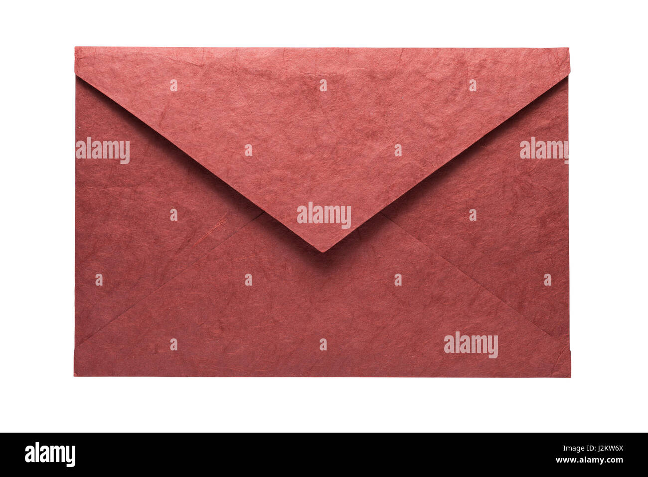 Roten Umschlag aus Naturfaser Papier isoliert auf weißem Hintergrund gemacht. Clipping-Pfad enthalten. Stockfoto