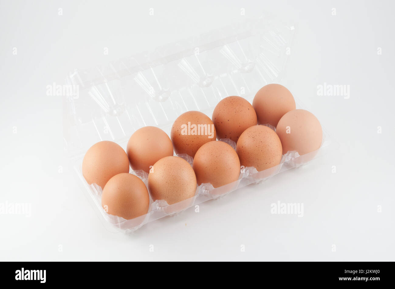 Eiern in Kunststoff-Box auf weißem Hintergrund Stockfoto