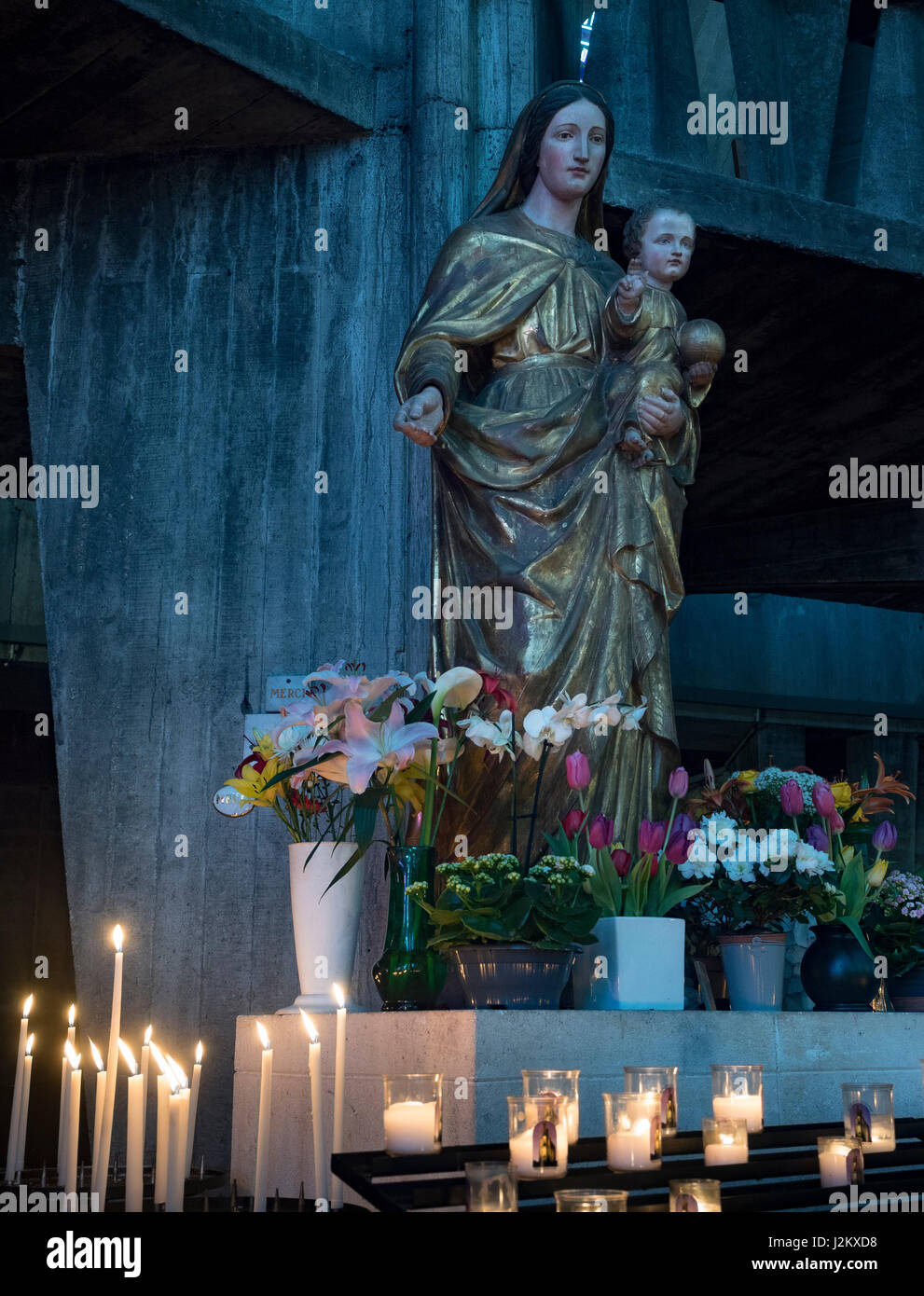 Altar der Jungfrau, die Kirche Notre-Dame, Royan, Frankreich, Europa. Stockfoto