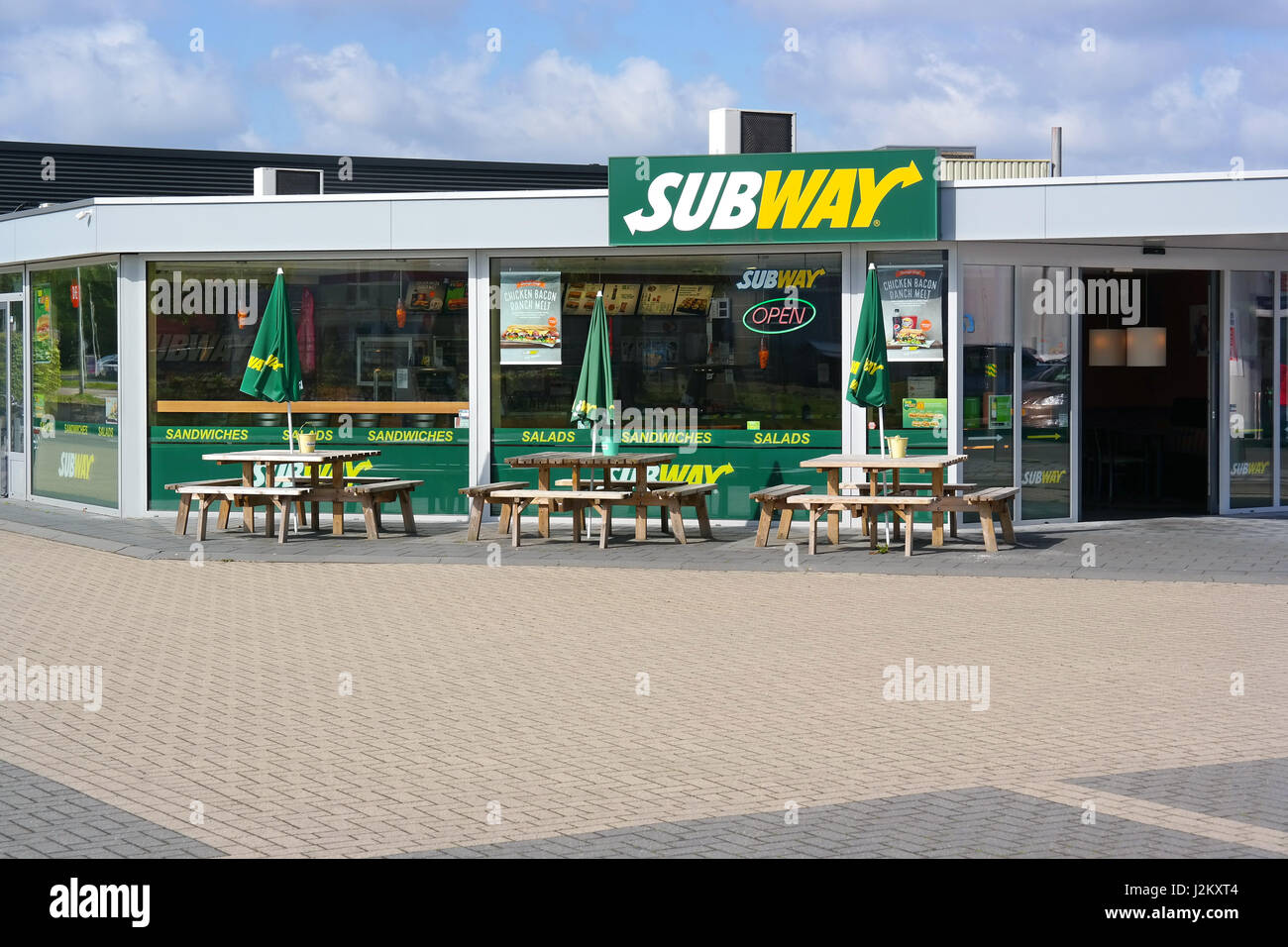 Unbesetzten Straßencafé ein Subway-Restaurant Stockfoto