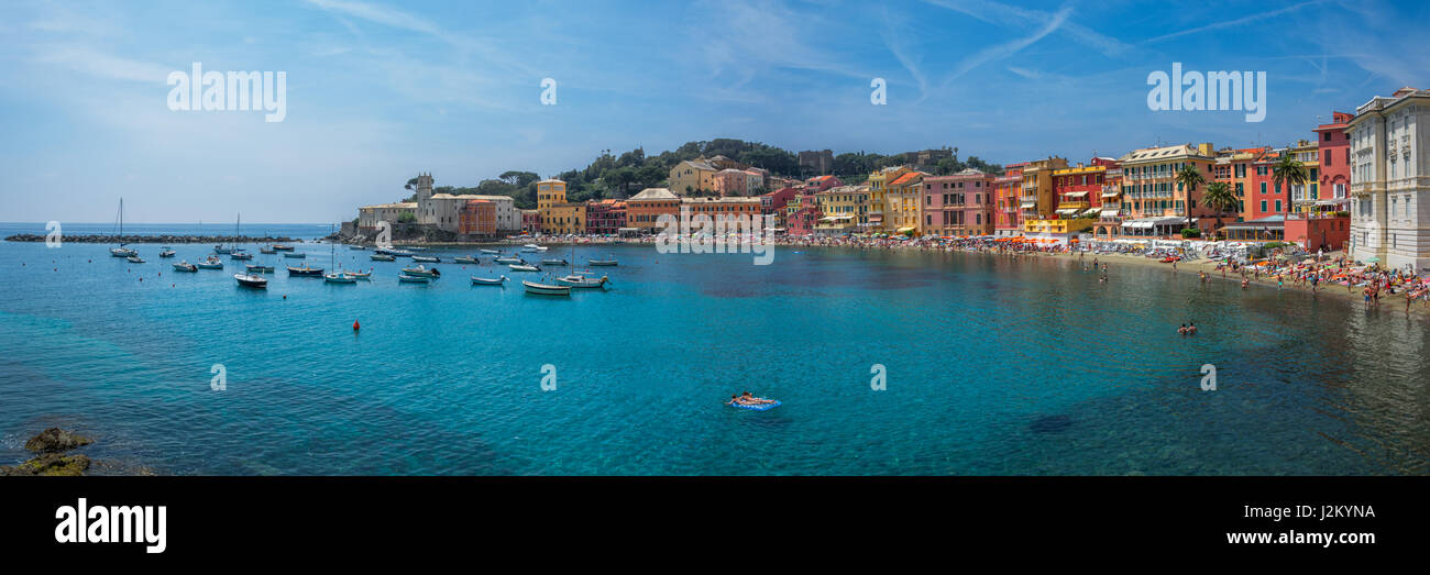 Die Baia del Silenzio von Sestri Levante, Ligurien, Italien, an einem heißen, sonnigen Nachmittag im Frühling gemacht Stockfoto