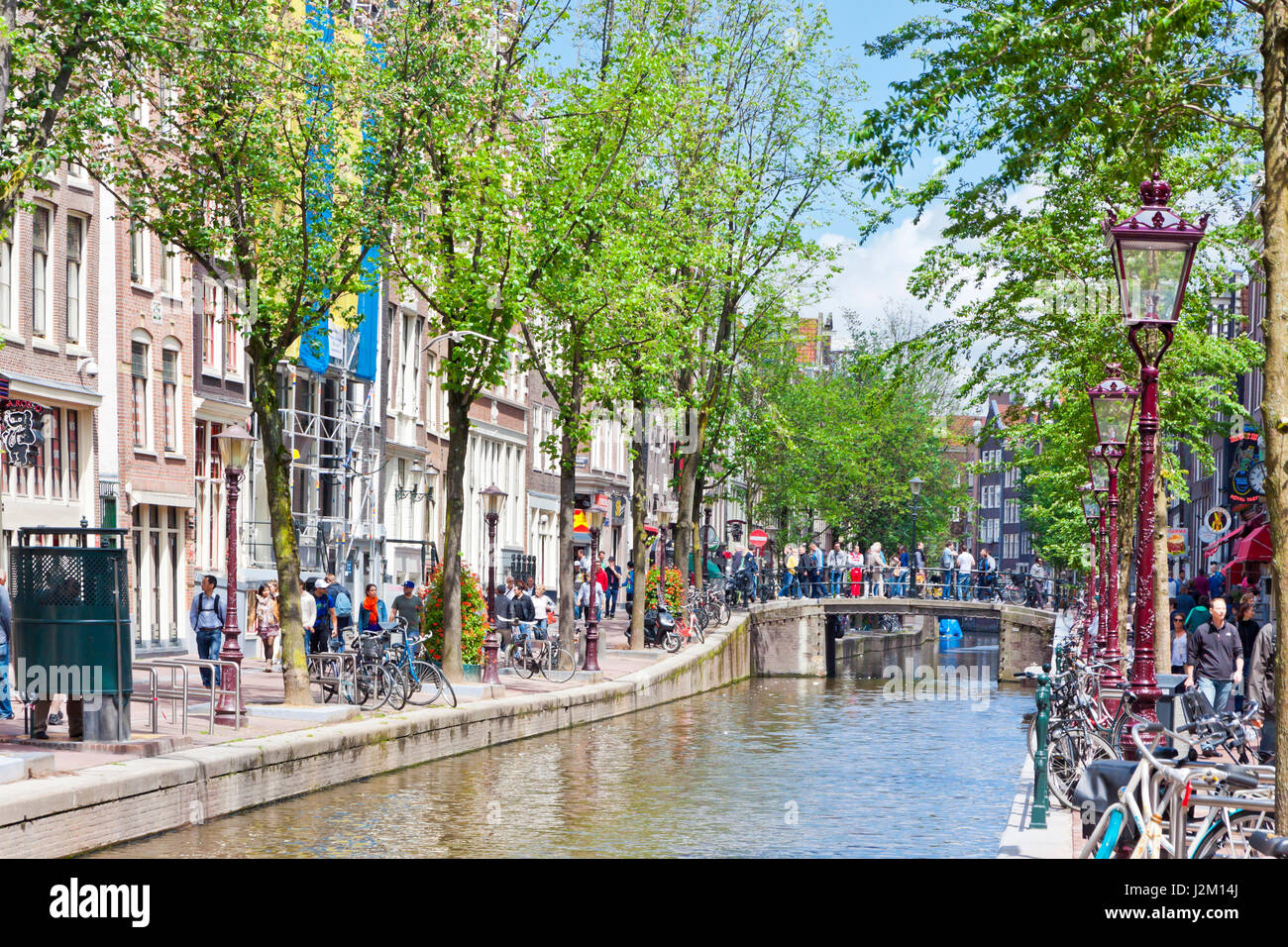 Belebte Straße (Oudezijds Achterburgwal) im Herzen der Rotlichtviertel in Amsterdam. Blick vom Majoor Bosshardtbrug (Brücke nr.211) Stockfoto