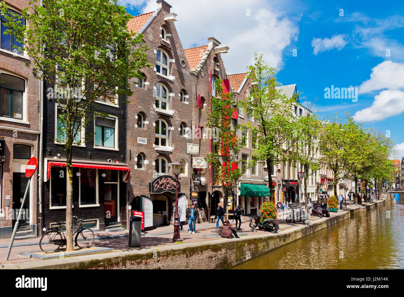 Belebte Straße (Oudezijds Achterburgwal) im Herzen der Rotlichtviertel in Amsterdam. Blick vom Majoor Bosshardtbrug (Brücke nr.211) Stockfoto