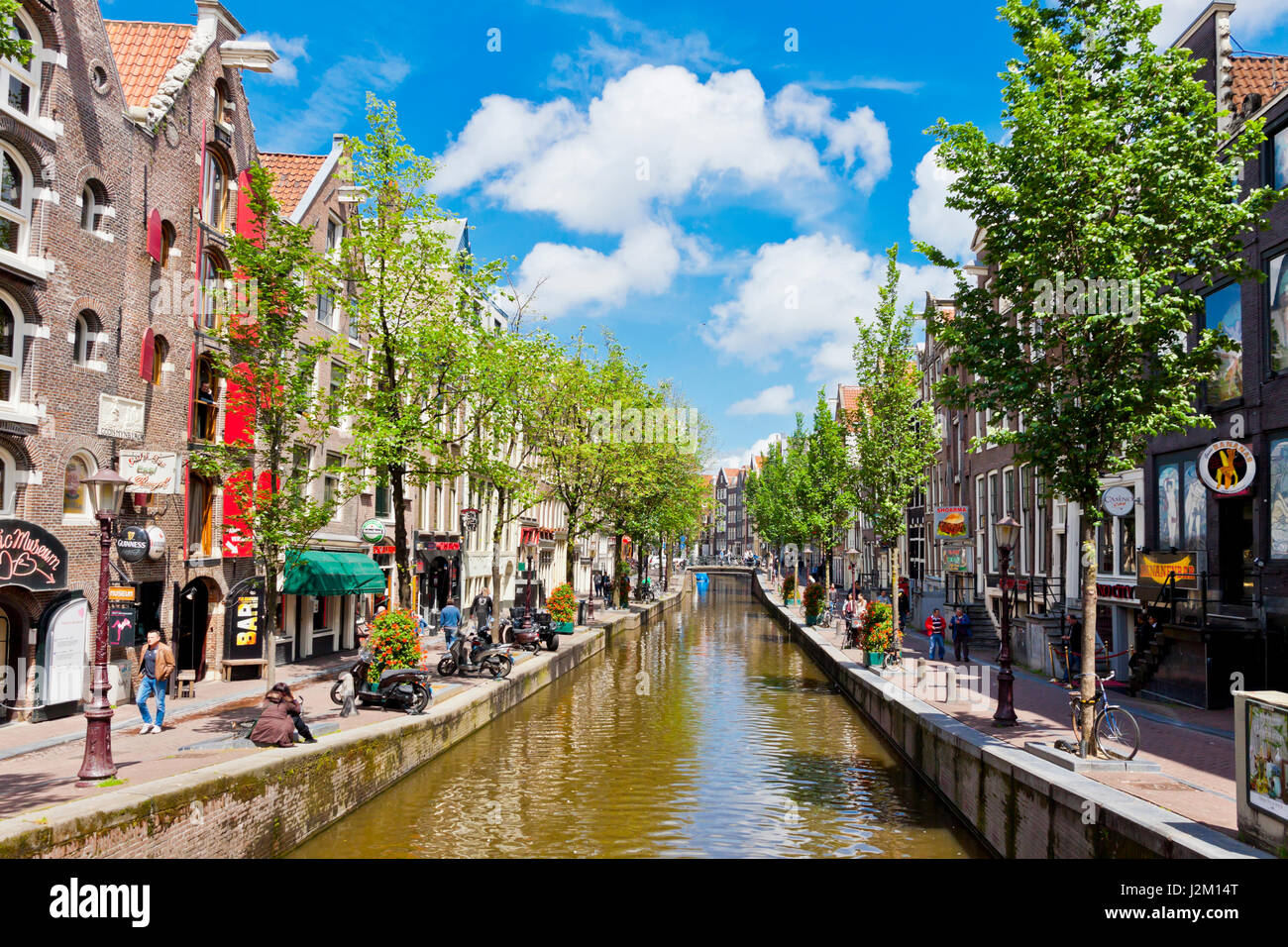Belebte Straße (Oudezijds Achterburgwal) im Herzen der Rotlichtviertel in Amsterdam. Blick vom Majoor Bosshardtbrug (Brücke nr.211) Stockfoto