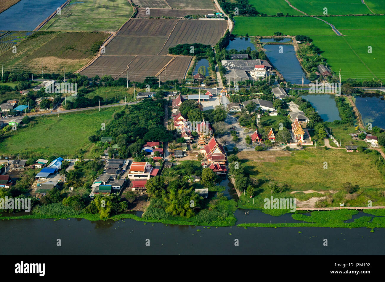 Buddhistische Tempel, Ackerland, Reis Felder Ackerland in Thailand Luftbild Stockfoto