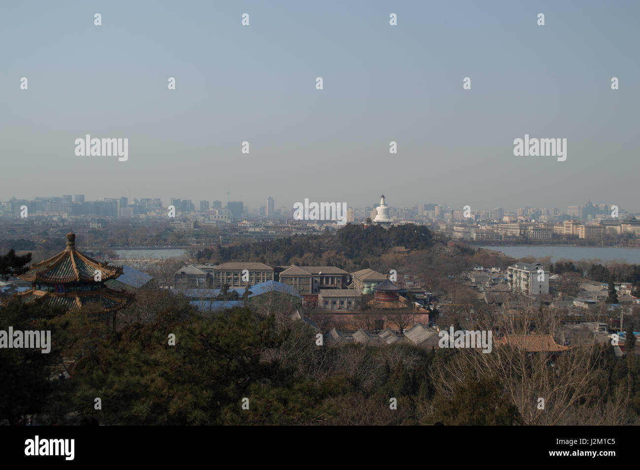Blick auf Jutaposition von Tempeln und modernen Gebäuden gesehen vom Jingshan Park Hill, Peking, China Stockfoto
