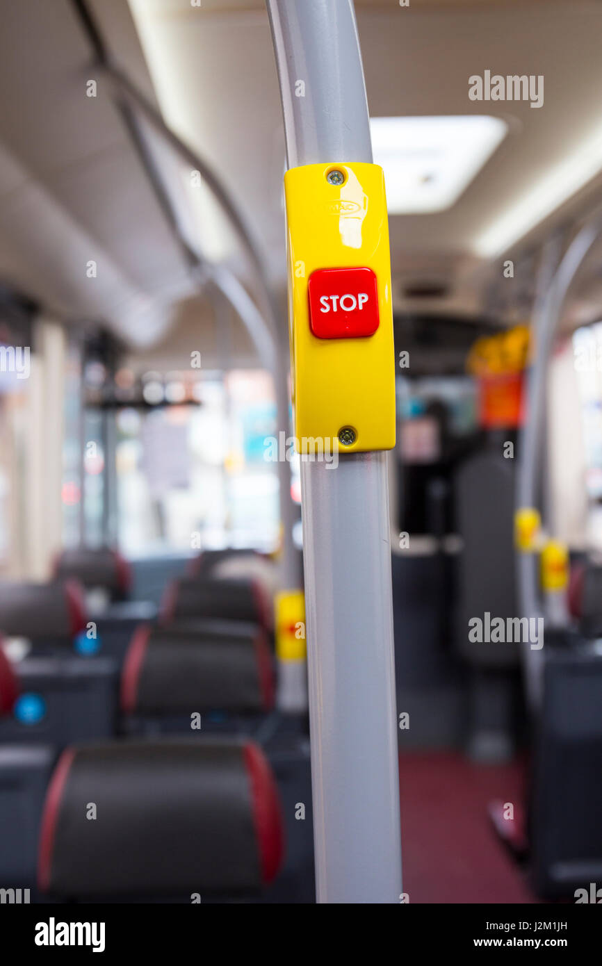 Bushaltestelle rote Taste mit den öffentlichen Verkehrsmitteln UK Stockfoto