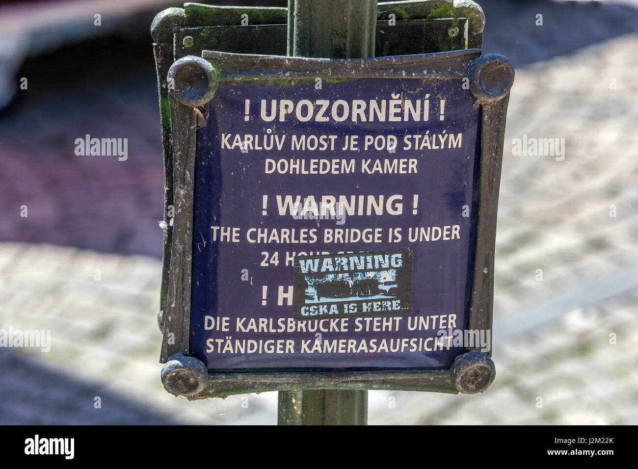 Tschechische Inschrift - Hinweis für Touristen, dass die Karlsbrücke unter der ständigen Überwachung von Kameras ist, Prag Brücke Detail Tschechische Republik Stockfoto