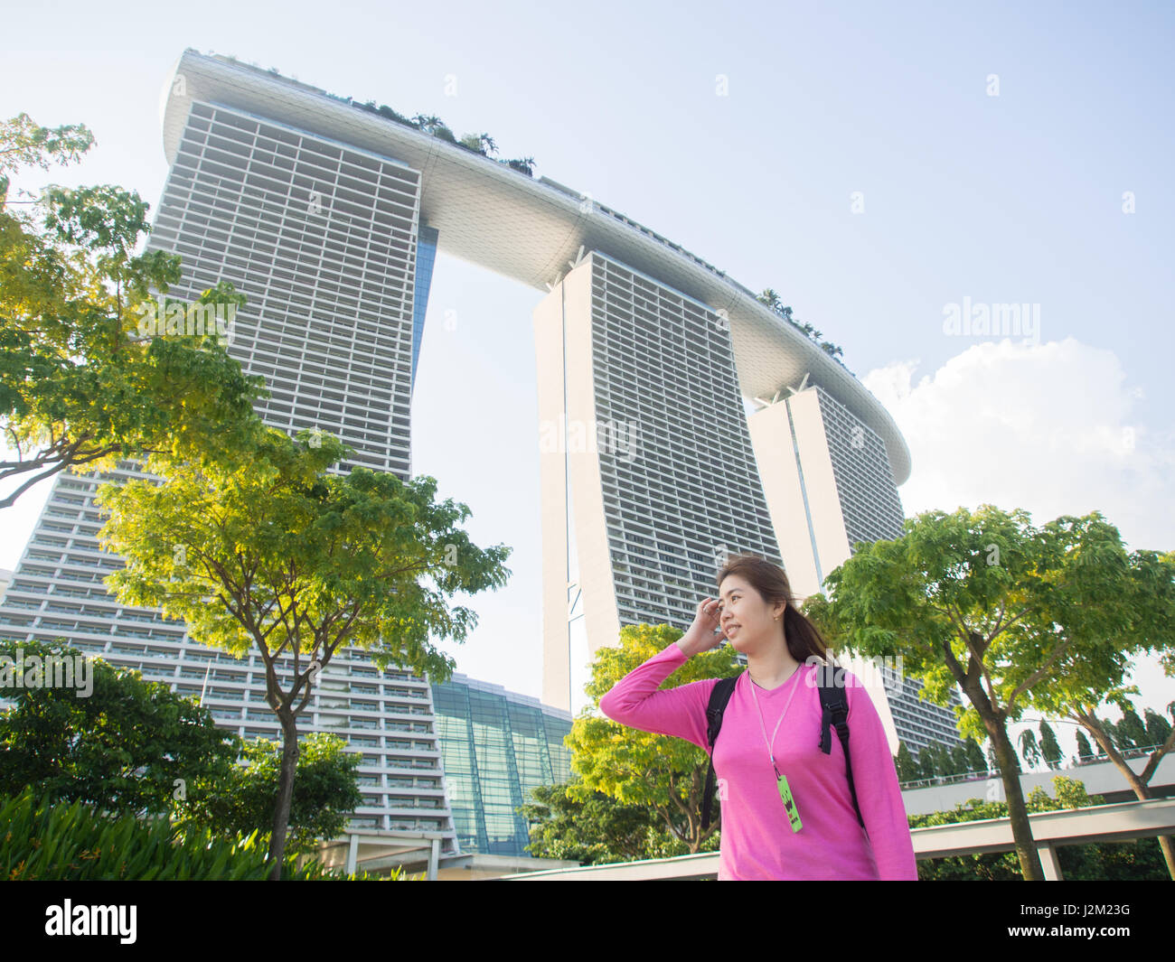 Lächelnden schönen jungen asiatischen - Chinesin Reisen Garden by The Bay, Singapur Stockfoto