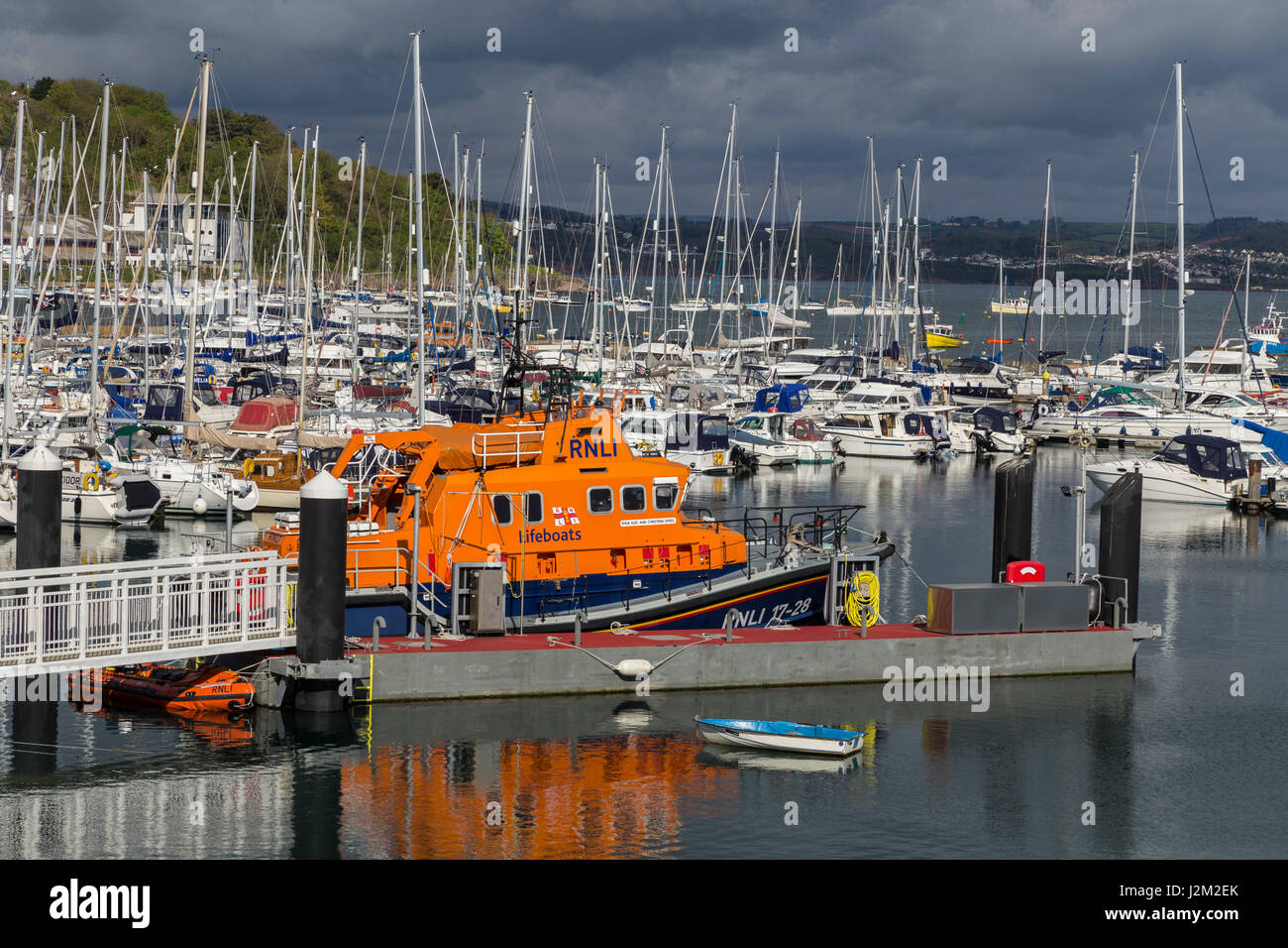 Blick über Brixham Hafen und Jachthafen, mit der RNLI Torbay Rettungsboot vor Anker, in South Devon, Großbritannien Stockfoto