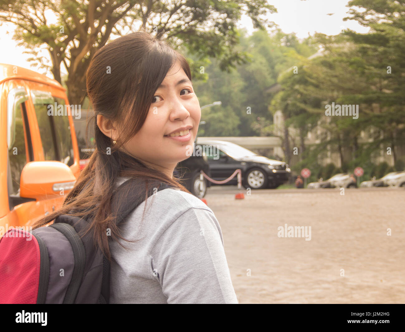 Schöne junge asiatische - chinesische Frau lächelnd gonna Travel Stockfoto