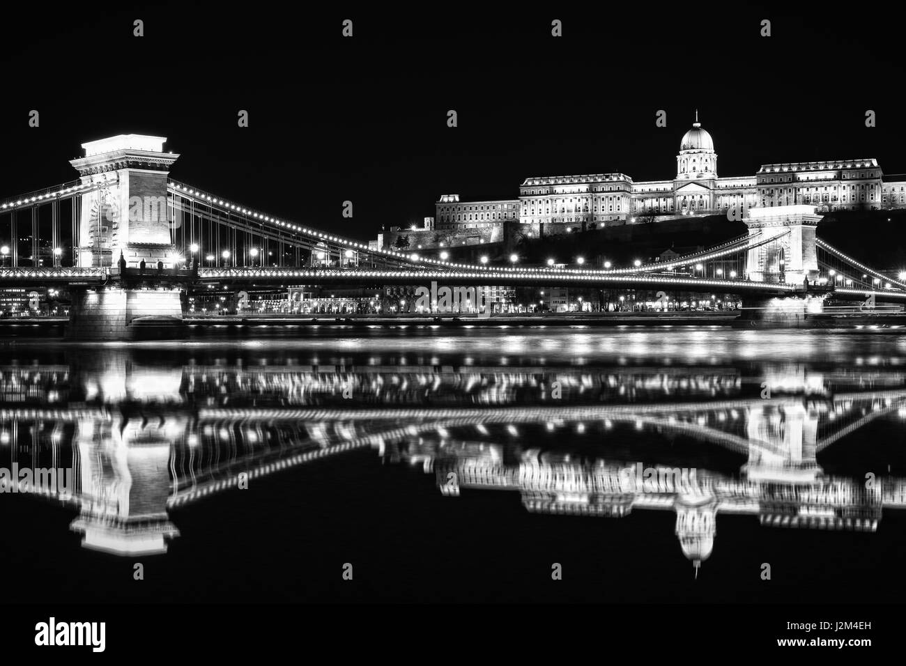 Der Széchenyi-Kettenbrücke ist eine Hängebrücke, die die Donau zwischen Buda und Pest erstreckt Stockfoto
