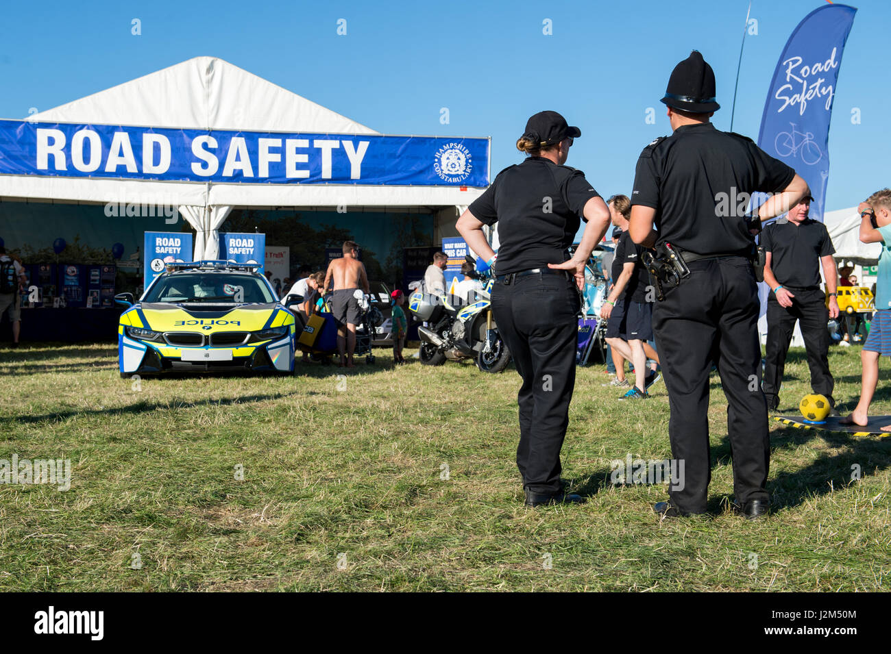 Laverstoke Park Farm, Overton, Basingstoke, Hampshire, Vereinigtes Königreich. 26. August 2016. Hampshire Constabulary Straße Sicherheit Polizei Stand mit der Polizei BMW I8-Hybrid-Supersportwagen auf Radio 2 Frühstück zeigen DJ, Chris Evans Auto Fest Süd 2016 - Auto, Essen, Familie und Musikfestival für BBC Kinder in Not. © Will Bailey / Alamy Stockfoto