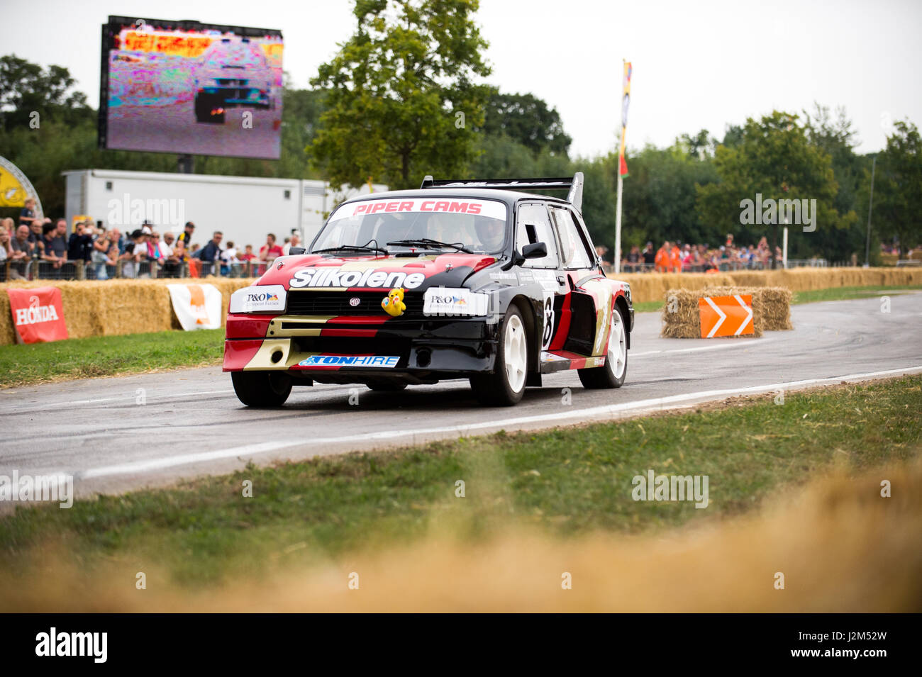 Laverstoke Park Farm, Overton, Basingstoke, Hampshire, Vereinigtes Königreich. 27. August 2016. MG auf dem Hügel klettern Track auf Radio 2 Frühstück Messe DJ, Chris Evans Auto Fest Süd 2016 - Auto, Essen, Familie und Musikfestival für BBC Kinder in Not. © Will Bailey / Alamy Stockfoto