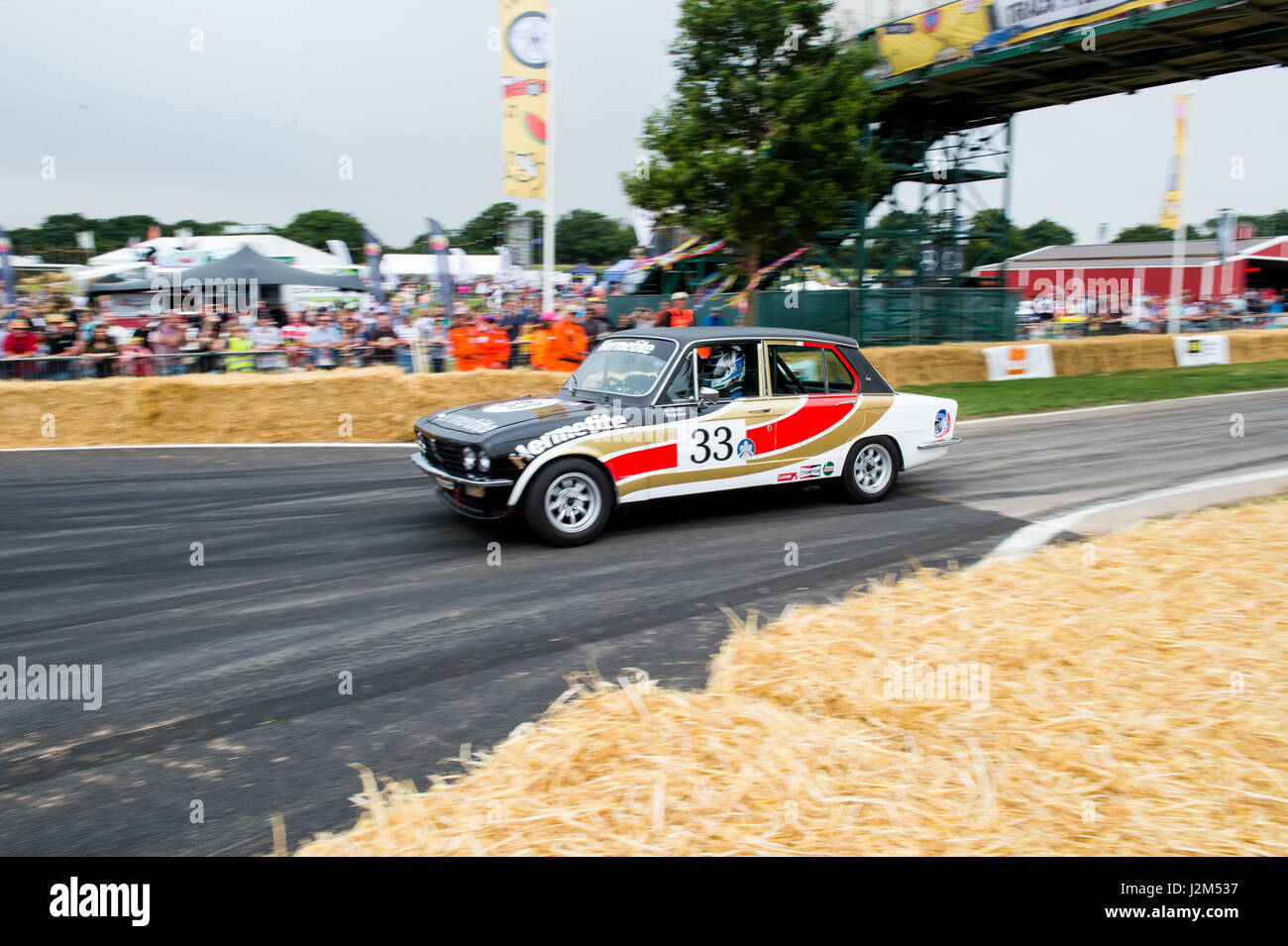 Laverstoke Park Farm, Overton, Basingstoke, Hampshire, Vereinigtes Königreich. 27. August 2016. MG auf dem Hügel klettern Track auf Radio 2 Frühstück Messe DJ, Chris Evans Auto Fest Süd 2016 - Auto, Essen, Familie und Musikfestival für BBC Kinder in Not. © Will Bailey / Alamy Stockfoto