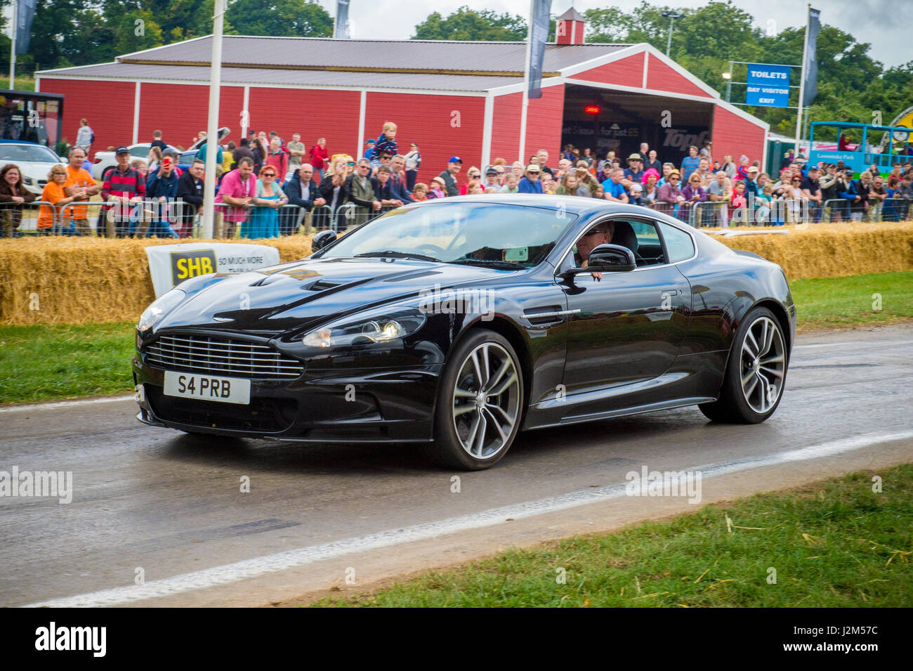 Laverstoke Park Farm, Overton, Basingstoke, Hampshire, Vereinigtes Königreich. 28. August 2016. 2010 Aston Martin DBS V12 auf dem Hügel klettern Weg beim Radio 2 Frühstück show DJ, Chris Evans Auto Fest Süd 2016 - Auto, Essen, Familie und Musikfestival für BBC Kinder in Not. © Will Bailey / Alamy Stockfoto