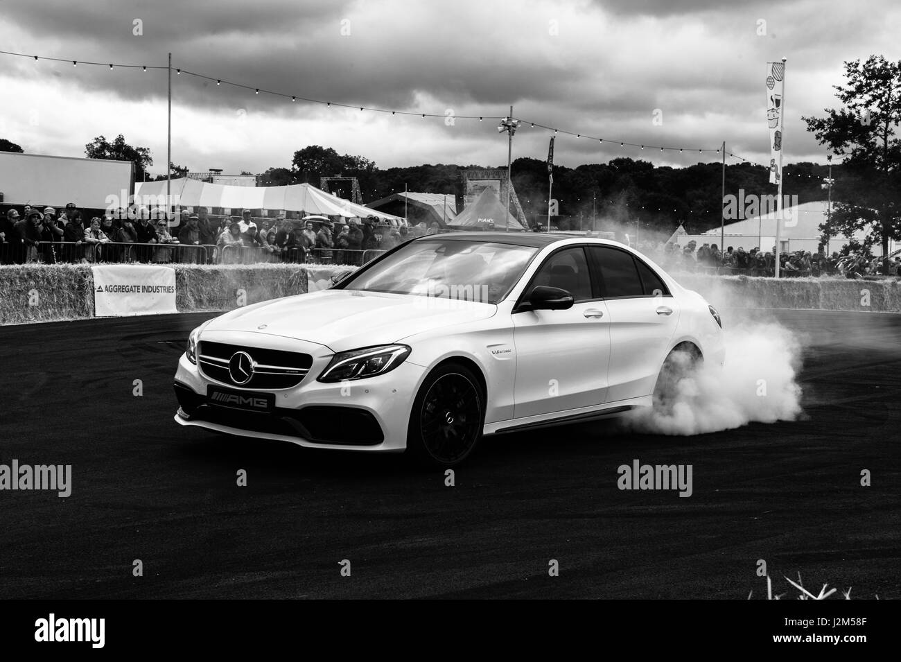 Laverstoke Park Farm, Overton, Basingstoke, Hampshire, Vereinigtes Königreich. 28. August 2016. Mercedes AMG C63 Burnout auf dem Hügel klettern Track auf Radio 2 Frühstück Messe DJ, Chris Evans Auto Fest Süd 2016 - Auto, Essen, Familie und Musikfestival für BBC Kinder in Not. © Will Bailey / Alamy Stockfoto