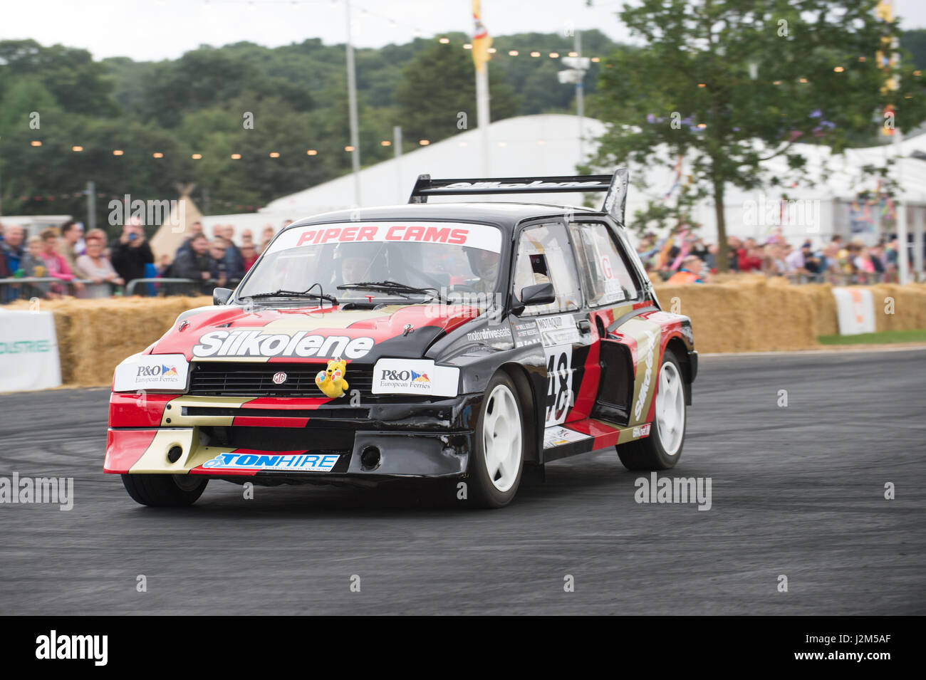 Laverstoke Park Farm, Overton, Basingstoke, Hampshire, Vereinigtes Königreich. 28. August 2016. MG auf dem Hügel klettern Track auf Radio 2 Frühstück Messe DJ, Chris Evans Auto Fest Süd 2016 - Auto, Essen, Familie und Musikfestival für BBC Kinder in Not. © Will Bailey / Alamy Stockfoto