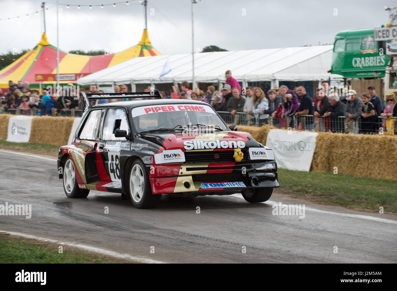 Laverstoke Park Farm, Overton, Basingstoke, Hampshire, Vereinigtes Königreich. 28. August 2016. MG auf dem Hügel klettern Track auf Radio 2 Frühstück Messe DJ, Chris Evans Auto Fest Süd 2016 - Auto, Essen, Familie und Musikfestival für BBC Kinder in Not. © Will Bailey / Alamy Stockfoto